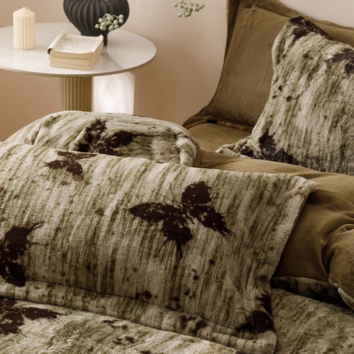 91家纺网 家纺一手货源 找家纺 艾莱家纺 2025新款A类美拉德系兔绒超柔保暖四件套 蝶舞-绿