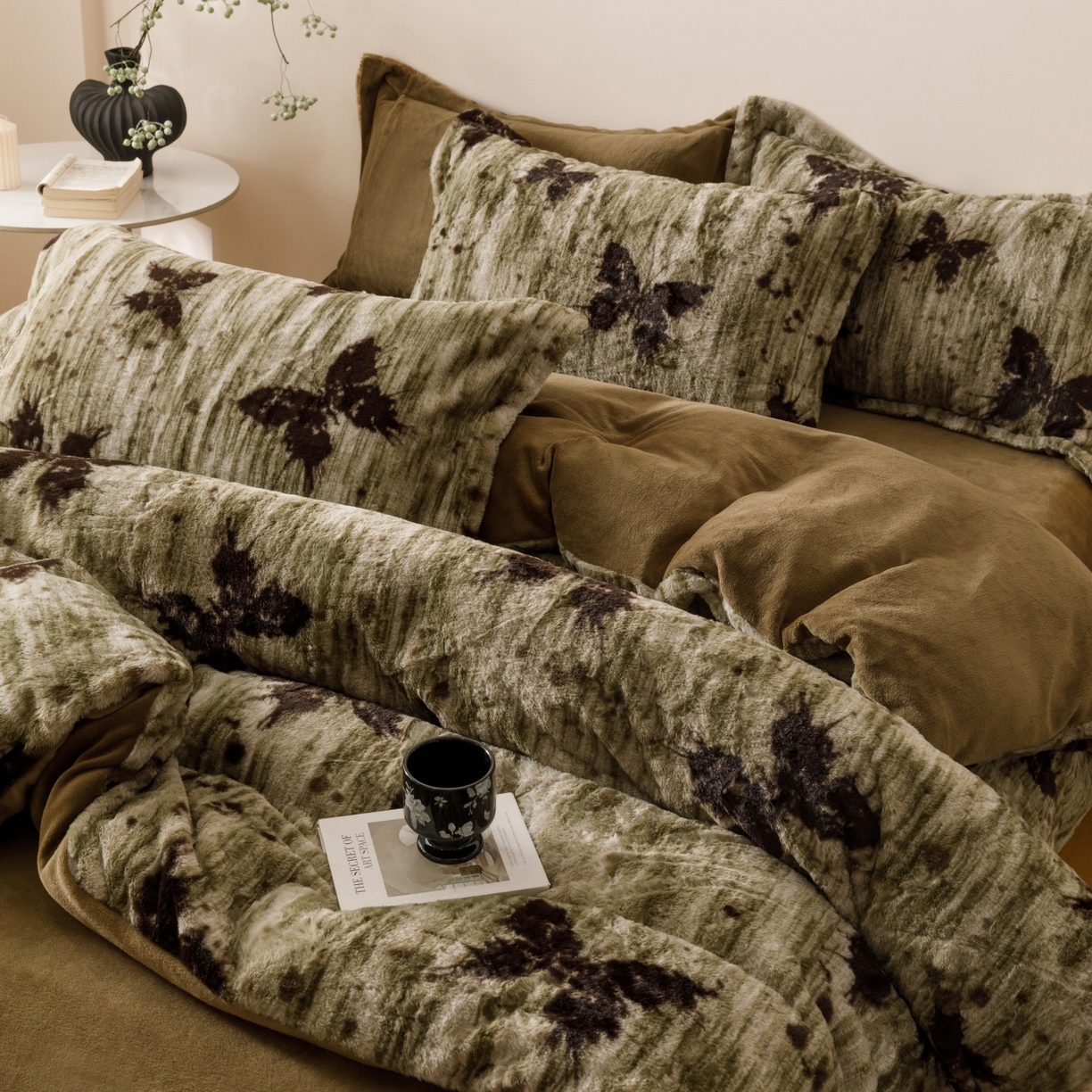 91家纺网 家纺一手货源 找家纺 艾莱家纺 2025新款A类美拉德系兔绒超柔保暖四件套 蝶舞-绿