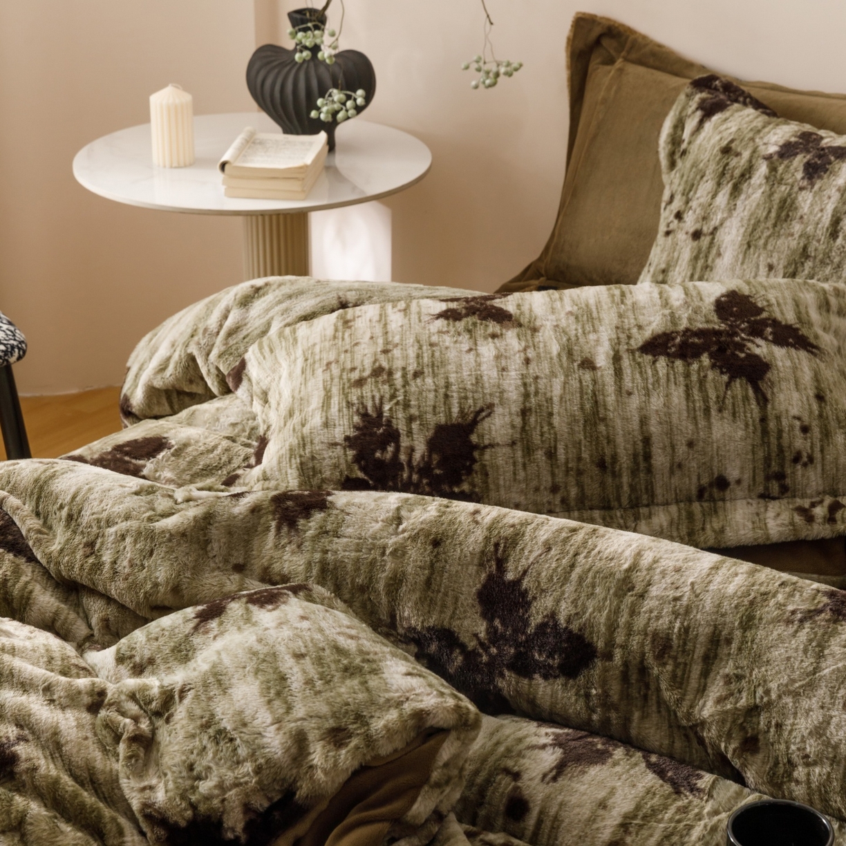 91家纺网 家纺一手货源 找家纺 艾莱家纺 2025新款A类美拉德系兔绒超柔保暖四件套 蝶舞-绿