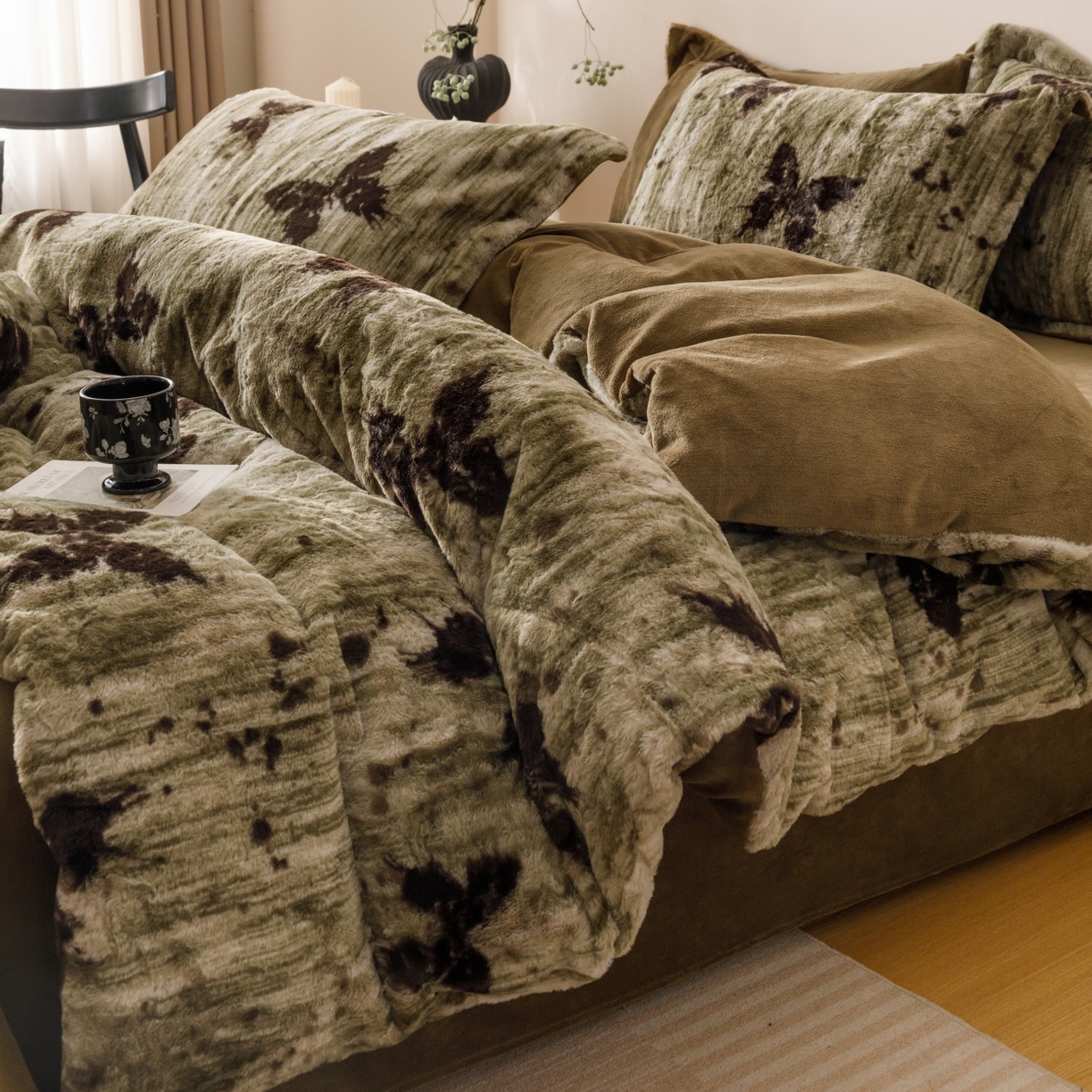 91家纺网 家纺一手货源 找家纺 艾莱家纺 2025新款A类美拉德系兔绒超柔保暖四件套 蝶舞-绿