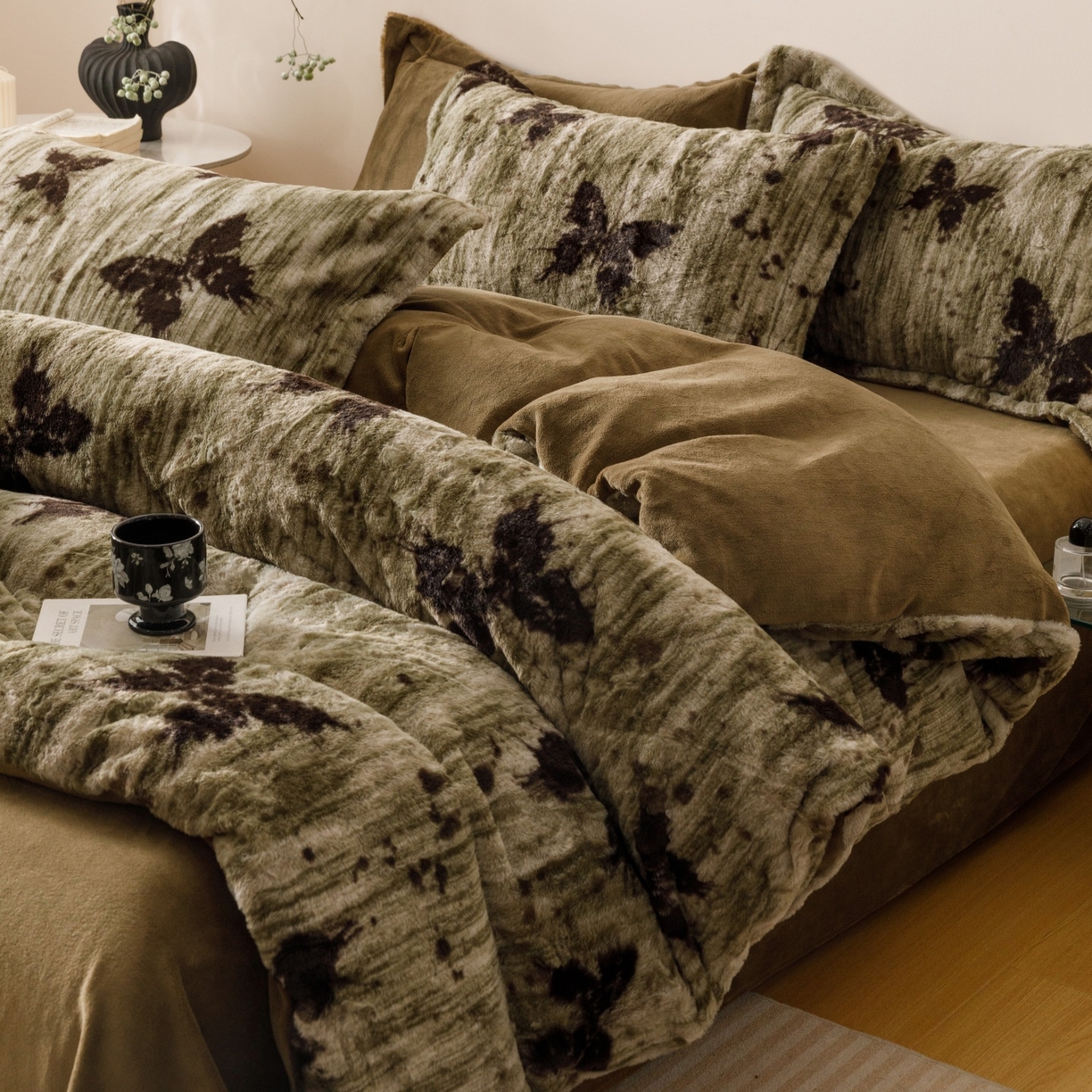 91家纺网 家纺一手货源 找家纺 艾莱家纺 2025新款A类美拉德系兔绒超柔保暖四件套 蝶舞-绿