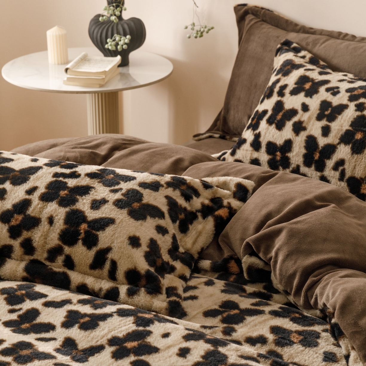 91家纺网 家纺一手货源 找家纺 艾莱家纺 2025新款A类美拉德系兔绒超柔保暖四件套 蝶豹-咖棕