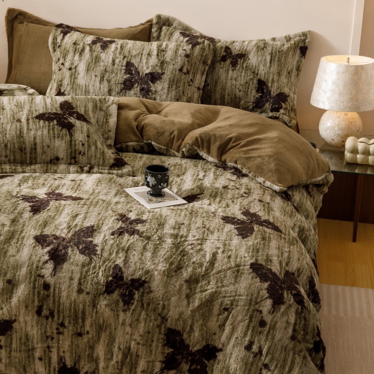 91家纺网 家纺一手货源 找家纺 艾莱家纺 2025新款A类美拉德系兔绒超柔保暖四件套 蝶舞-绿