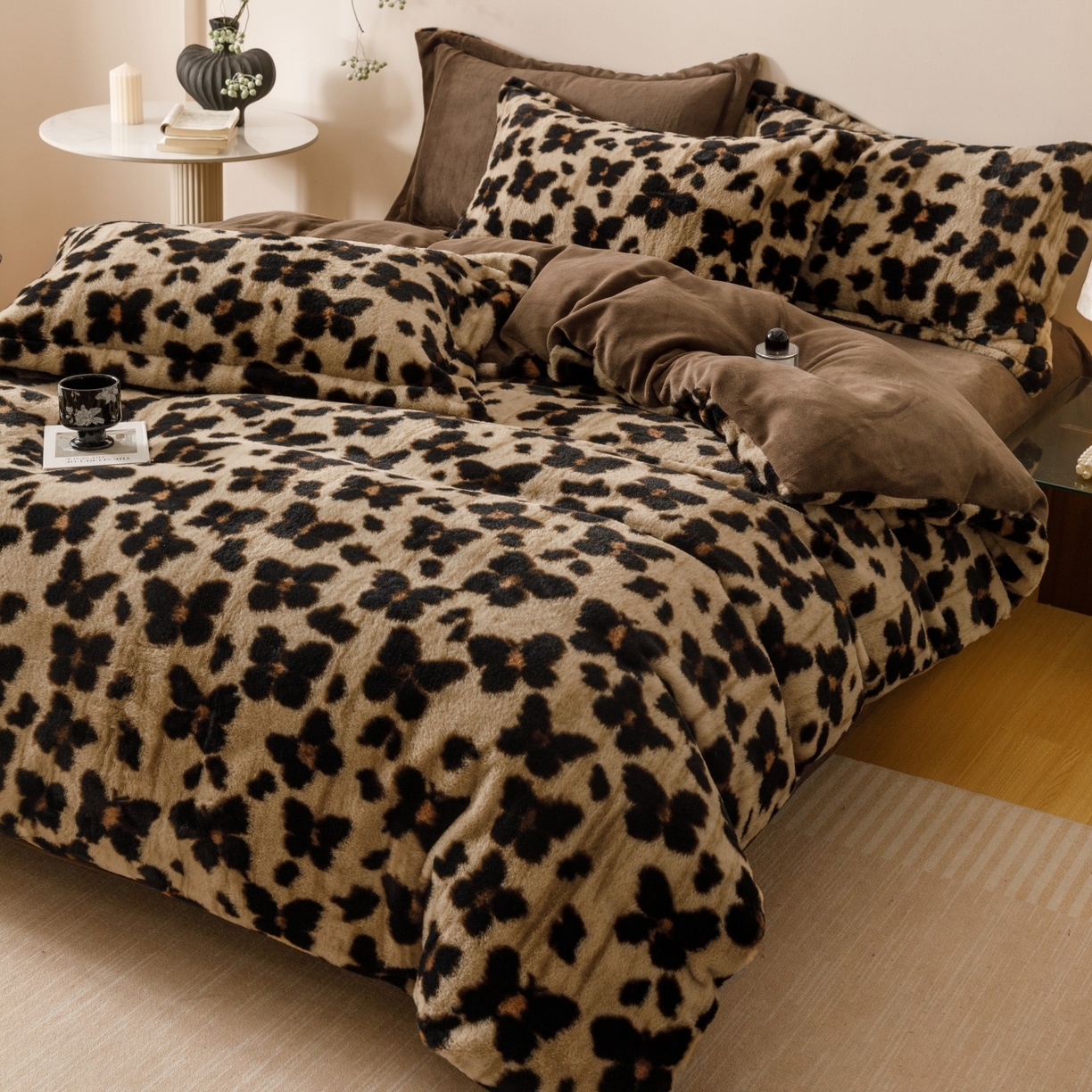 91家纺网 家纺一手货源 找家纺 艾莱家纺 2025新款A类美拉德系兔绒超柔保暖四件套 蝶豹-咖棕