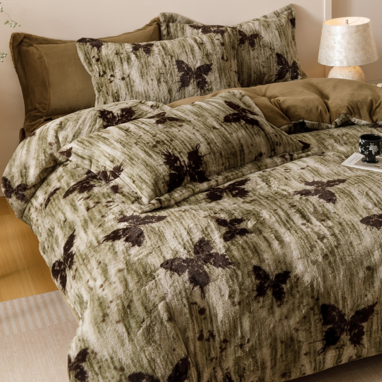 91家纺网 家纺一手货源 找家纺 艾莱家纺 2025新款A类美拉德系兔绒超柔保暖四件套 蝶舞-绿