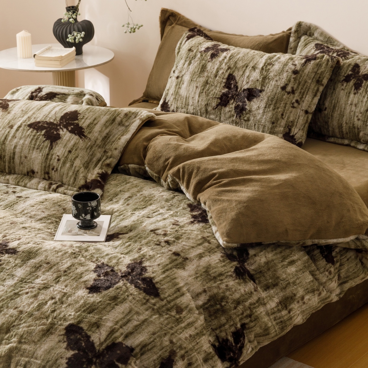 91家纺网 家纺一手货源 找家纺 艾莱家纺 2025新款A类美拉德系兔绒超柔保暖四件套 蝶舞-绿