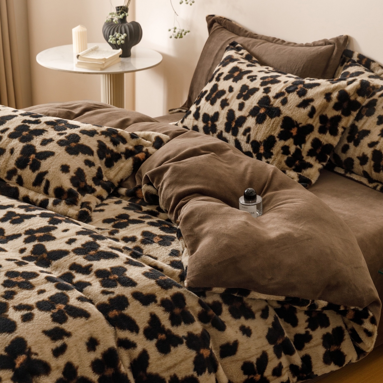 91家纺网 家纺一手货源 找家纺 艾莱家纺 2025新款A类美拉德系兔绒超柔保暖四件套 蝶豹-咖棕