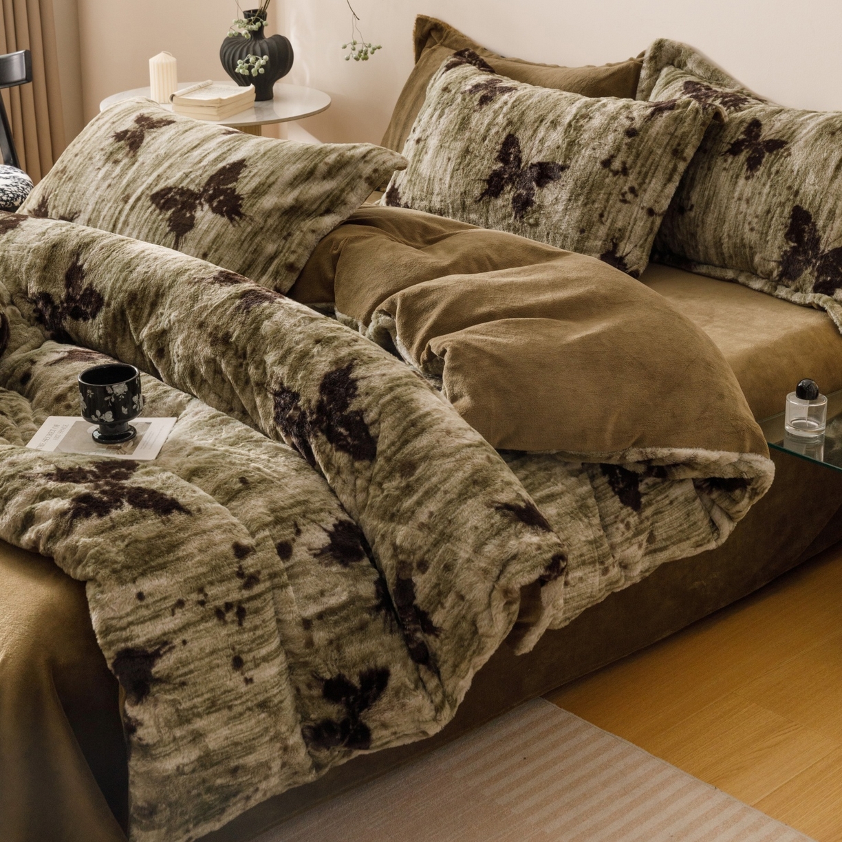 91家纺网 家纺一手货源 找家纺 艾莱家纺 2025新款A类美拉德系兔绒超柔保暖四件套 蝶舞-绿