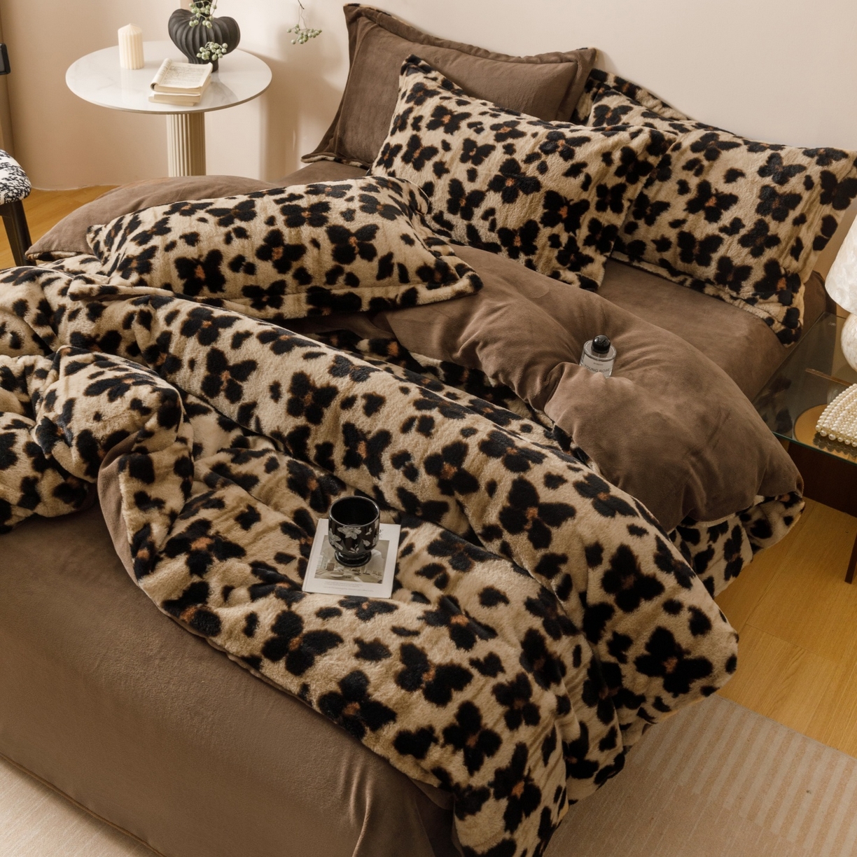 91家纺网 家纺一手货源 找家纺 艾莱家纺 2025新款A类美拉德系兔绒超柔保暖四件套 蝶豹-咖棕