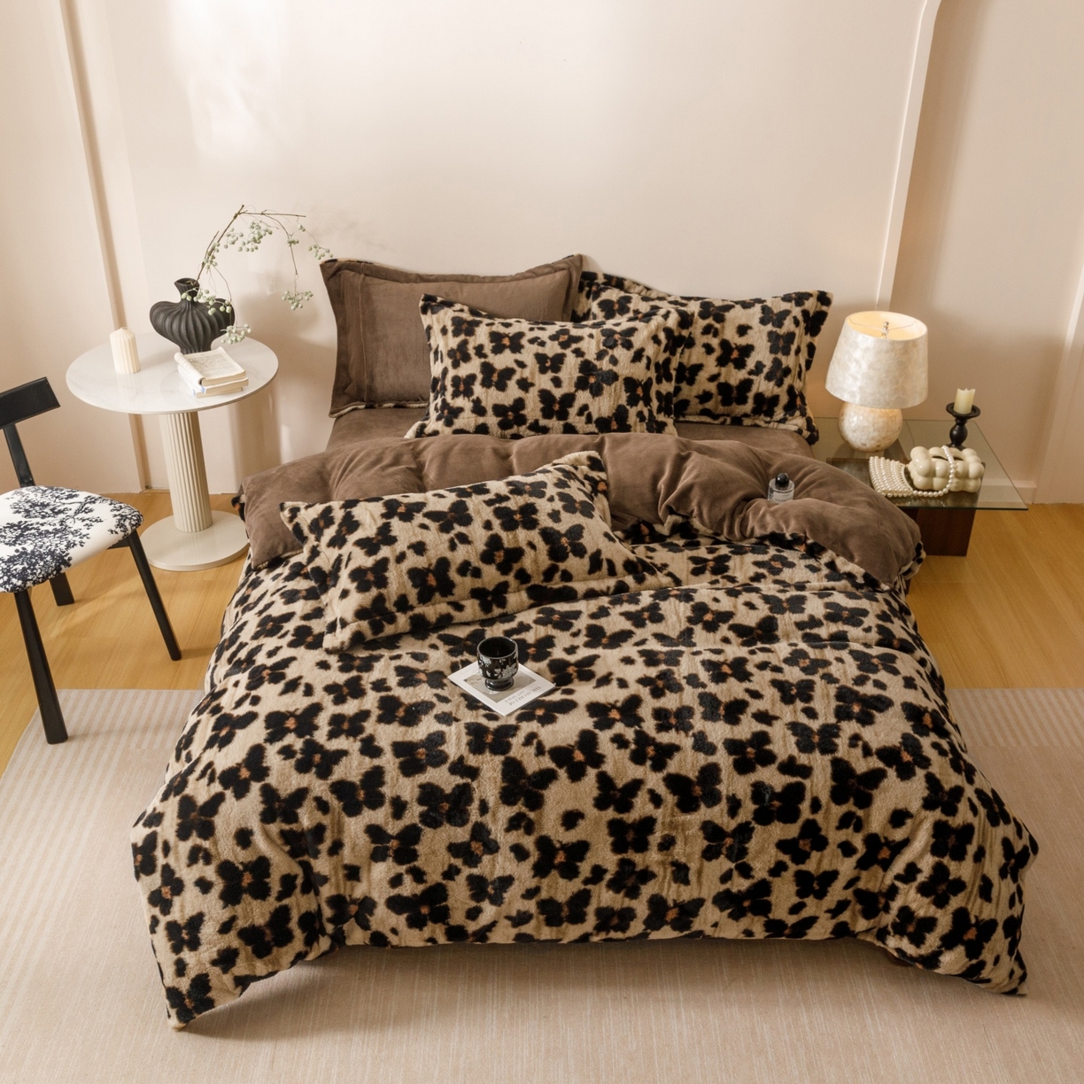 91家纺网 家纺一手货源 找家纺 艾莱家纺 2025新款A类美拉德系兔绒超柔保暖四件套 蝶豹-咖棕