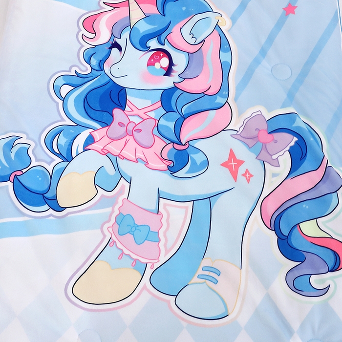 91家纺网 家纺一手货源 找家纺 八零年代 2025新款秋冬加厚豆豆绒儿童一体睡袋宝宝绒防踢被 蓝色小马