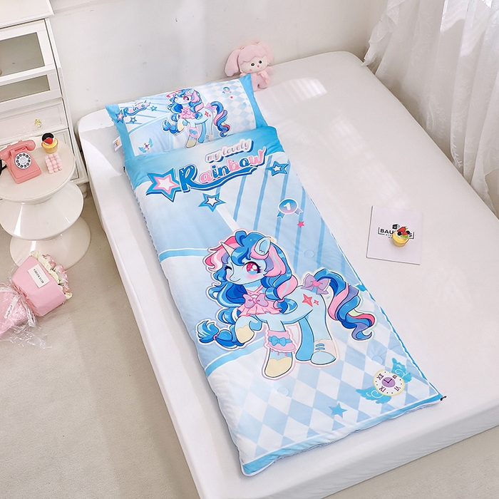 91家纺网 家纺一手货源 找家纺 八零年代 2025新款秋冬加厚豆豆绒儿童一体睡袋宝宝绒防踢被 蓝色小马