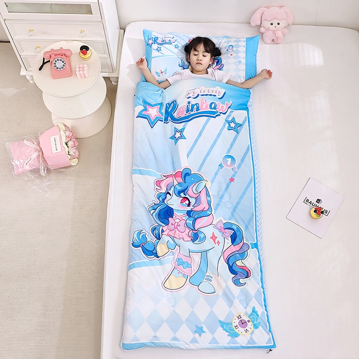 91家纺网 家纺一手货源 找家纺 八零年代 2025新款秋冬加厚豆豆绒儿童一体睡袋宝宝绒防踢被 蓝色小马