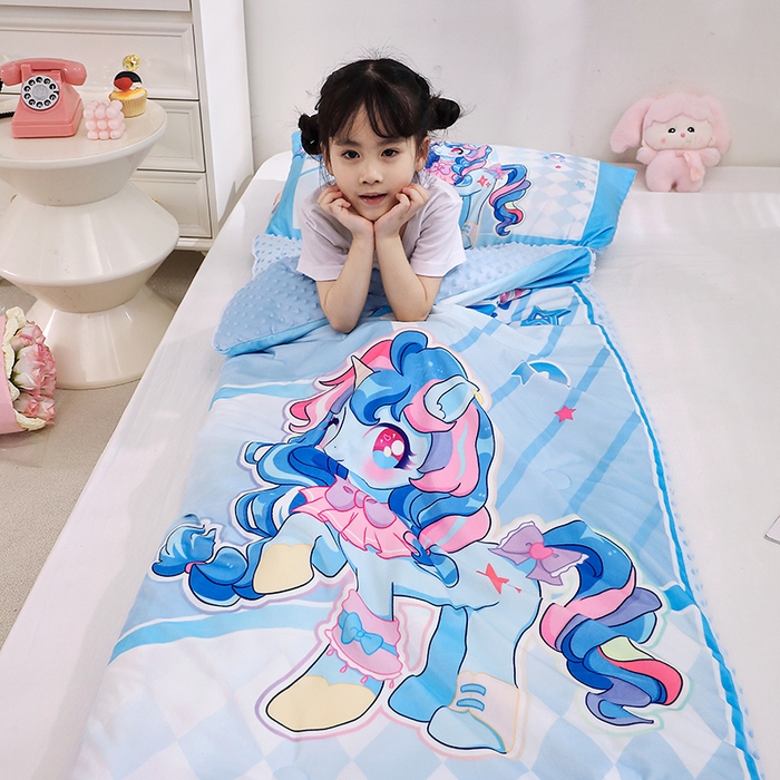 91家纺网 家纺一手货源 找家纺 八零年代 2025新款秋冬加厚豆豆绒儿童一体睡袋宝宝绒防踢被 蓝色小马