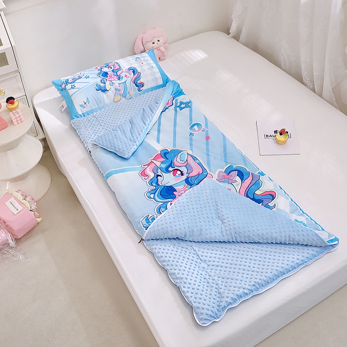 91家纺网 家纺一手货源 找家纺 八零年代 2025新款秋冬加厚豆豆绒儿童一体睡袋宝宝绒防踢被 蓝色小马