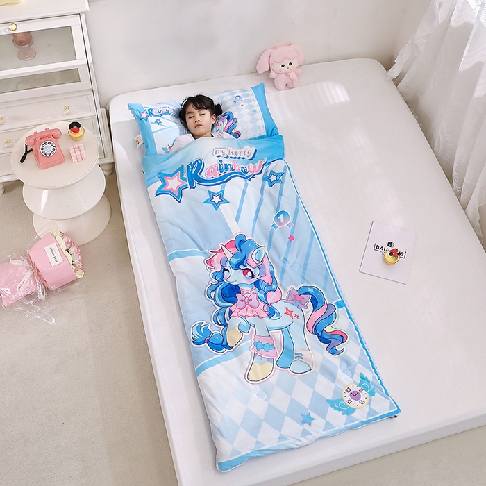 91家纺网 家纺一手货源 找家纺 八零年代 2025新款秋冬加厚豆豆绒儿童一体睡袋宝宝绒防踢被 蓝色小马