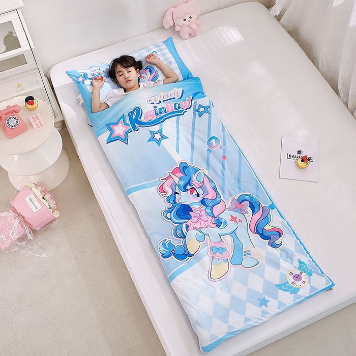 91家纺网 家纺一手货源 找家纺 八零年代 2025新款秋冬加厚豆豆绒儿童一体睡袋宝宝绒防踢被 蓝色小马