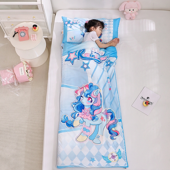 91家纺网 家纺一手货源 找家纺 八零年代 2025新款秋冬加厚豆豆绒儿童一体睡袋宝宝绒防踢被 蓝色小马