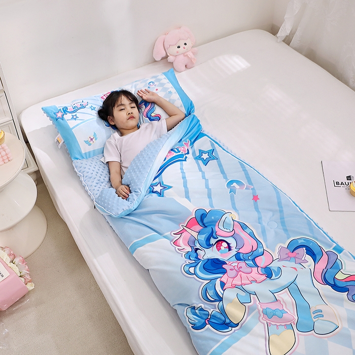 91家纺网 家纺一手货源 找家纺 八零年代 2025新款秋冬加厚豆豆绒儿童一体睡袋宝宝绒防踢被 蓝色小马