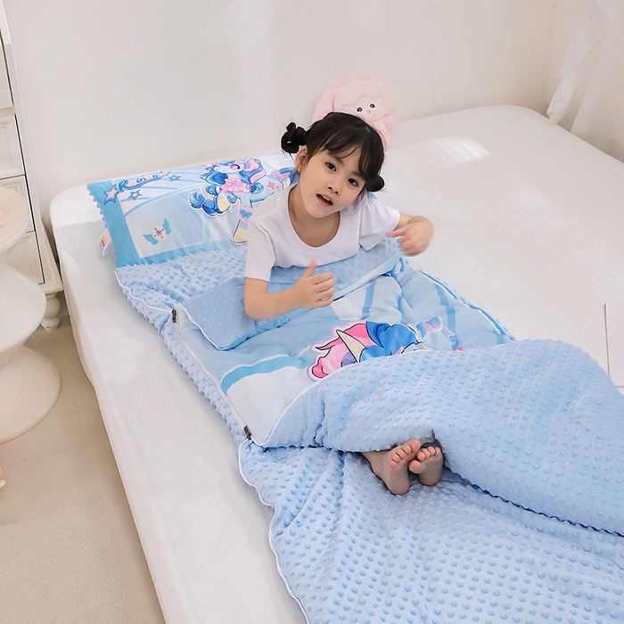 91家纺网 家纺一手货源 找家纺 八零年代 2025新款秋冬加厚豆豆绒儿童一体睡袋宝宝绒防踢被 蓝色小马