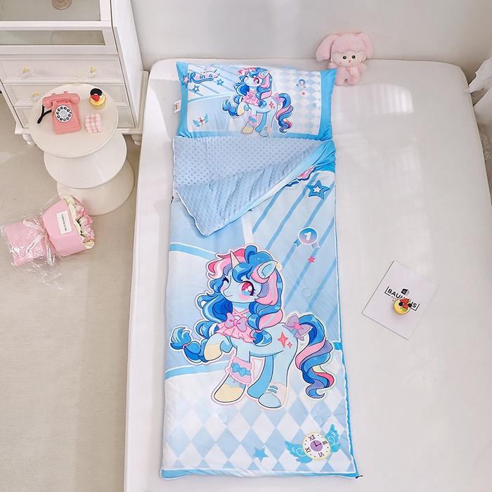 91家纺网 家纺一手货源 找家纺 八零年代 2025新款秋冬加厚豆豆绒儿童一体睡袋宝宝绒防踢被 蓝色小马