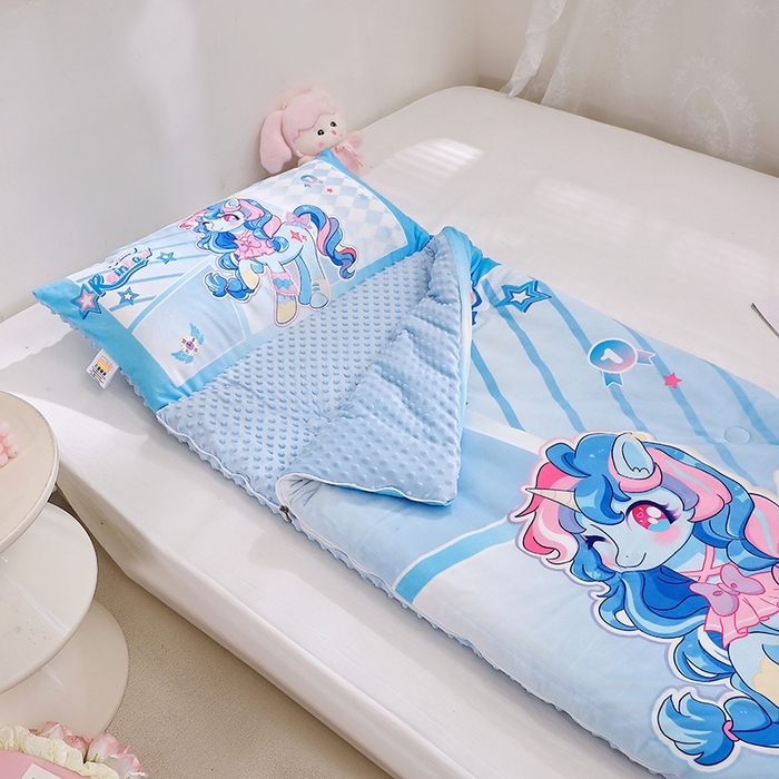 91家纺网 家纺一手货源 找家纺 八零年代 2025新款秋冬加厚豆豆绒儿童一体睡袋宝宝绒防踢被 蓝色小马