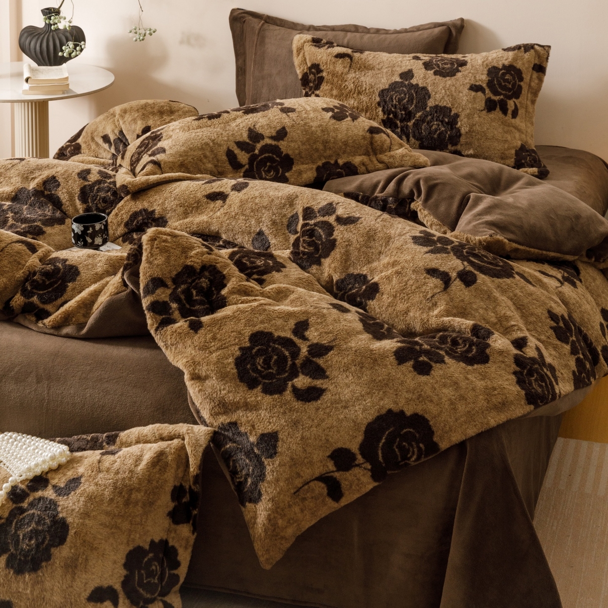 91家纺网 家纺一手货源 找家纺 艾莱家纺 2025新款A类美拉德系兔绒超柔保暖四件套 盛放-咖