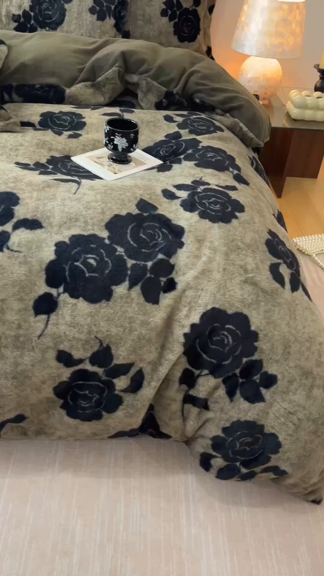 91家纺网 家纺一手货源 找家纺 艾莱家纺 2025新款A类美拉德系兔绒超柔保暖四件套 盛放-灰