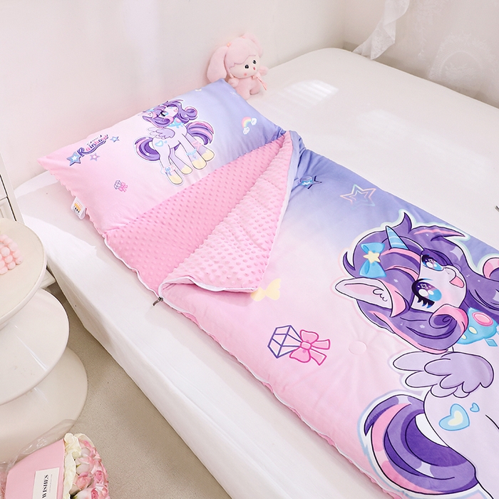 91家纺网 家纺一手货源 找家纺 八零年代 2025新款秋冬加厚豆豆绒儿童一体睡袋宝宝绒防踢被 炫彩小马