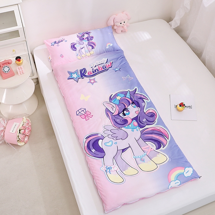 91家纺网 家纺一手货源 找家纺 八零年代 2025新款秋冬加厚豆豆绒儿童一体睡袋宝宝绒防踢被 炫彩小马