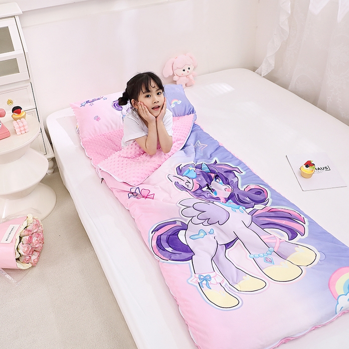 91家纺网 家纺一手货源 找家纺 八零年代 2025新款秋冬加厚豆豆绒儿童一体睡袋宝宝绒防踢被 炫彩小马