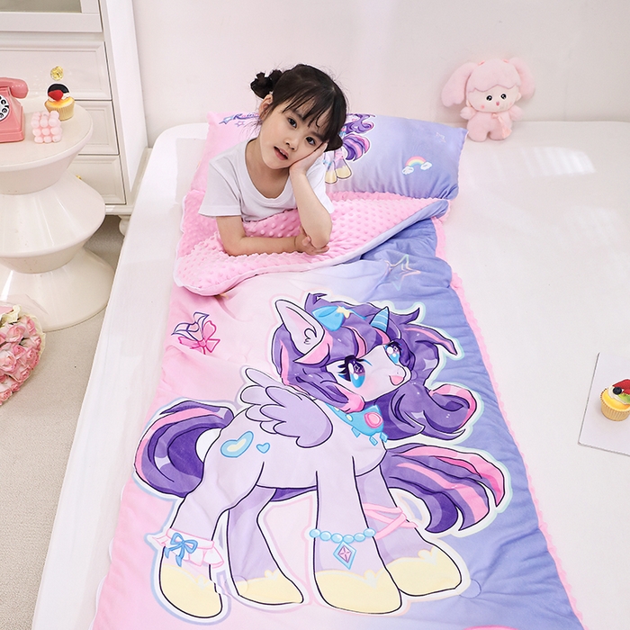 91家纺网 家纺一手货源 找家纺 八零年代 2025新款秋冬加厚豆豆绒儿童一体睡袋宝宝绒防踢被 炫彩小马