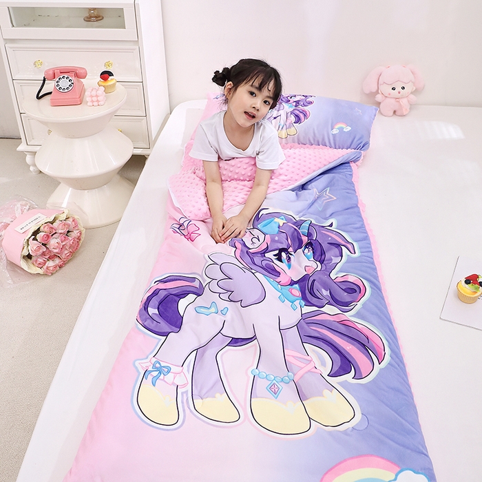 91家纺网 家纺一手货源 找家纺 八零年代 2025新款秋冬加厚豆豆绒儿童一体睡袋宝宝绒防踢被 炫彩小马