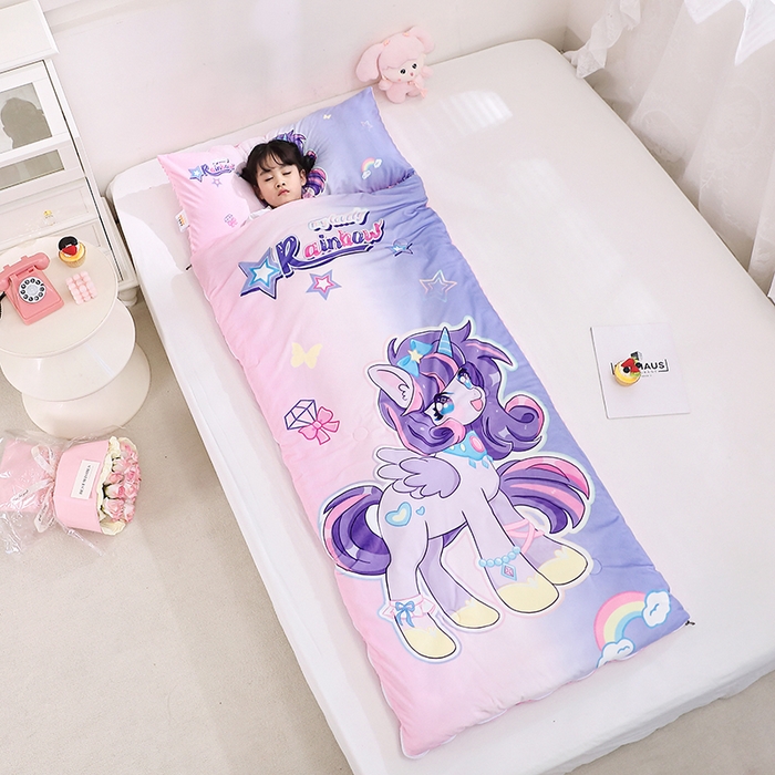 91家纺网 家纺一手货源 找家纺 八零年代 2025新款秋冬加厚豆豆绒儿童一体睡袋宝宝绒防踢被 炫彩小马
