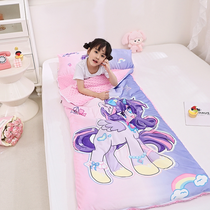 91家纺网 家纺一手货源 找家纺 八零年代 2025新款秋冬加厚豆豆绒儿童一体睡袋宝宝绒防踢被 炫彩小马