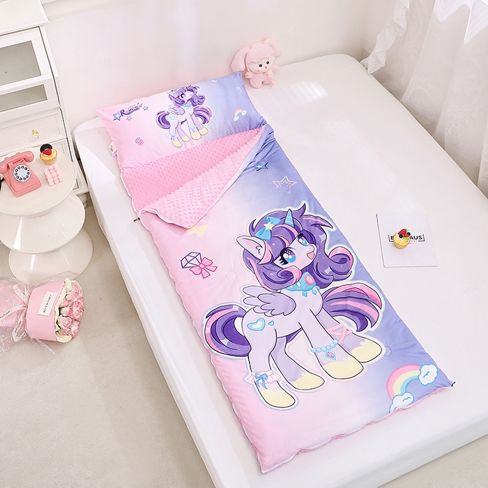 91家纺网 家纺一手货源 找家纺 八零年代 2025新款秋冬加厚豆豆绒儿童一体睡袋宝宝绒防踢被 炫彩小马