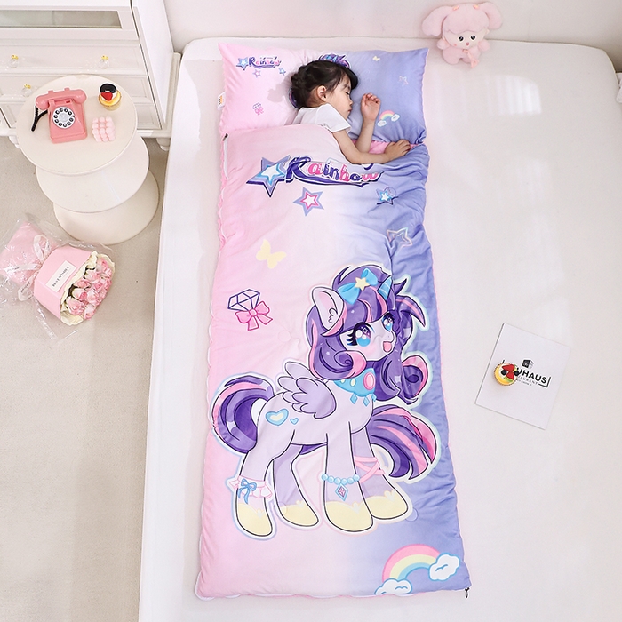 91家纺网 家纺一手货源 找家纺 八零年代 2025新款秋冬加厚豆豆绒儿童一体睡袋宝宝绒防踢被 炫彩小马