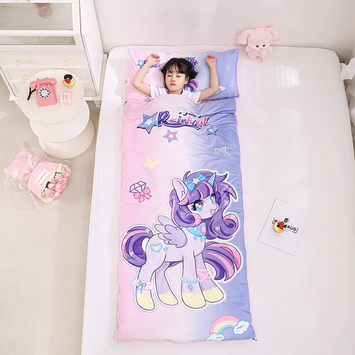 91家纺网 家纺一手货源 找家纺 八零年代 2025新款秋冬加厚豆豆绒儿童一体睡袋宝宝绒防踢被 炫彩小马