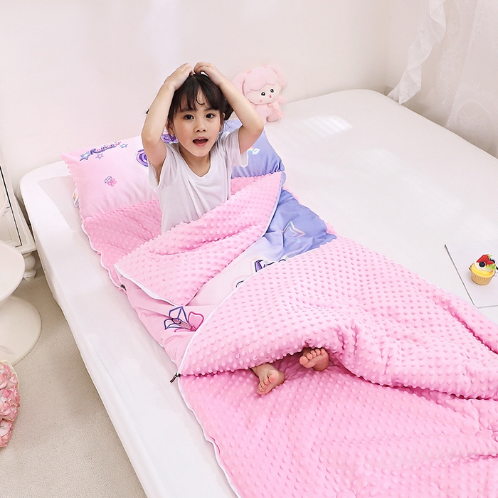 91家纺网 家纺一手货源 找家纺 八零年代 2025新款秋冬加厚豆豆绒儿童一体睡袋宝宝绒防踢被 炫彩小马