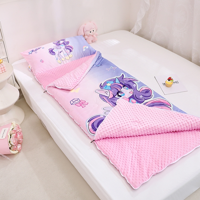 91家纺网 家纺一手货源 找家纺 八零年代 2025新款秋冬加厚豆豆绒儿童一体睡袋宝宝绒防踢被 炫彩小马