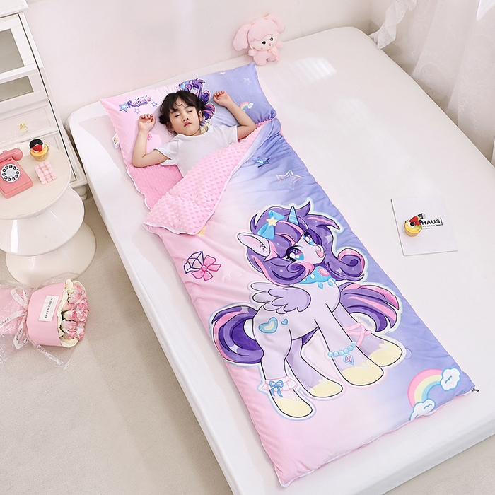 91家纺网 家纺一手货源 找家纺 八零年代 2025新款秋冬加厚豆豆绒儿童一体睡袋宝宝绒防踢被 炫彩小马