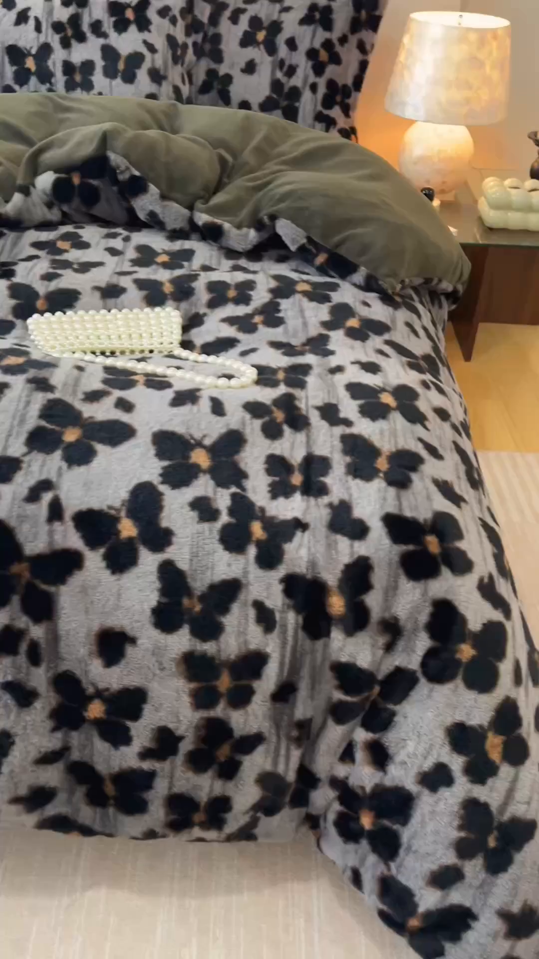 91家纺网 家纺一手货源 找家纺 艾莱家纺 2025新款A类美拉德系兔绒超柔保暖四件套 蝶豹-灰绿