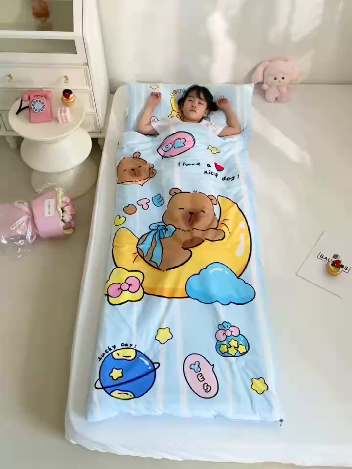 91家纺网 家纺一手货源 找家纺 八零年代 2025新款秋冬加厚豆豆绒儿童一体睡袋宝宝绒防踢被 月亮卡皮