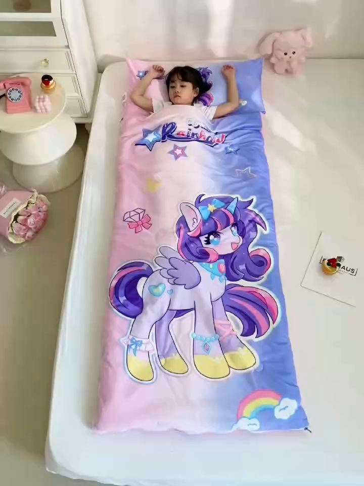 91家纺网 家纺一手货源 找家纺 八零年代 2025新款秋冬加厚豆豆绒儿童一体睡袋宝宝绒防踢被 炫彩小马