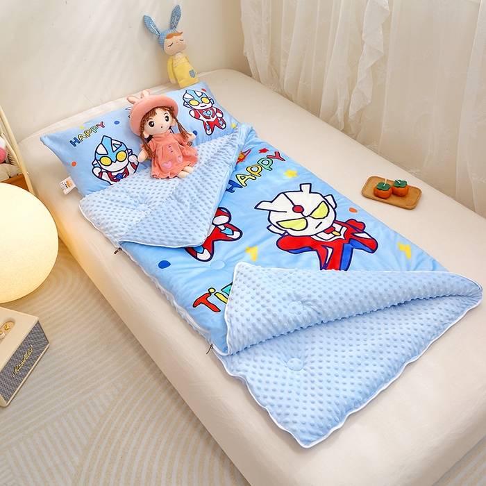 91家纺网 家纺一手货源 找家纺 八零年代 2025新款秋冬加厚豆豆绒儿童一体睡袋宝宝绒防踢被 战士英雄