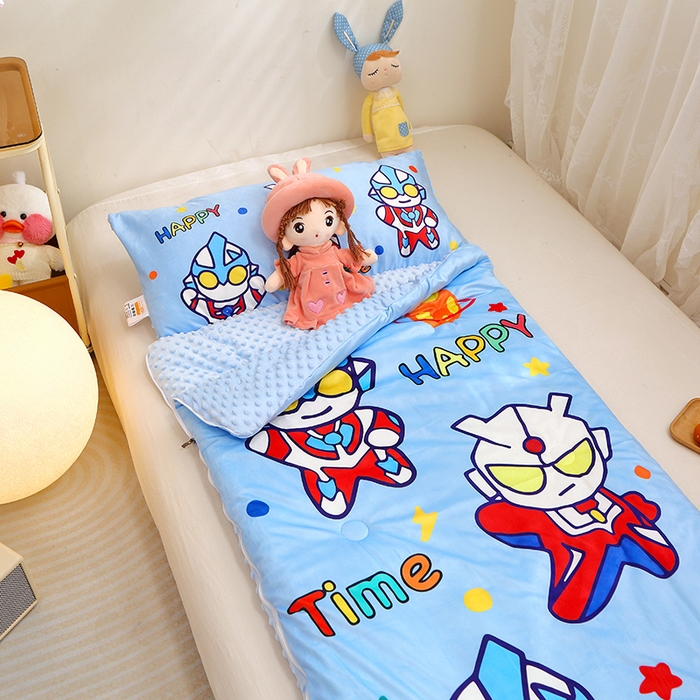 91家纺网 家纺一手货源 找家纺 八零年代 2025新款秋冬加厚豆豆绒儿童一体睡袋宝宝绒防踢被 战士英雄