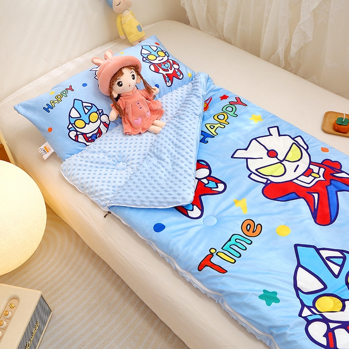 91家纺网 家纺一手货源 找家纺 八零年代 2025新款秋冬加厚豆豆绒儿童一体睡袋宝宝绒防踢被 战士英雄