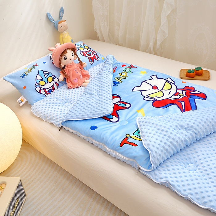 91家纺网 家纺一手货源 找家纺 八零年代 2025新款秋冬加厚豆豆绒儿童一体睡袋宝宝绒防踢被 战士英雄