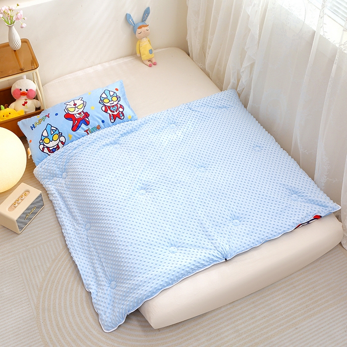 91家纺网 家纺一手货源 找家纺 八零年代 2025新款秋冬加厚豆豆绒儿童一体睡袋宝宝绒防踢被 战士英雄