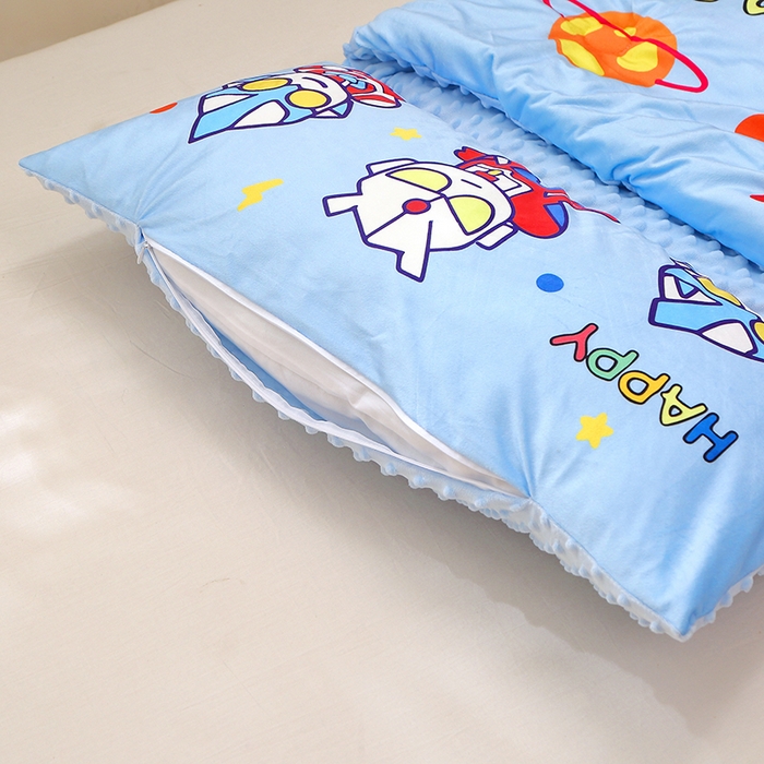 91家纺网 家纺一手货源 找家纺 八零年代 2025新款秋冬加厚豆豆绒儿童一体睡袋宝宝绒防踢被 战士英雄